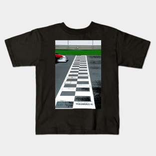 Racing car crosses the finish line Kids T-Shirt